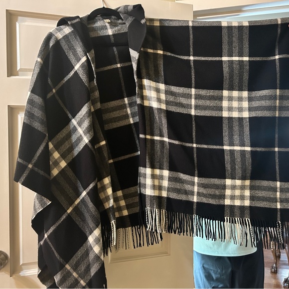 Burberry Plaid Cape with Hood. Bought at London Burberry store - Picture 5 of 12